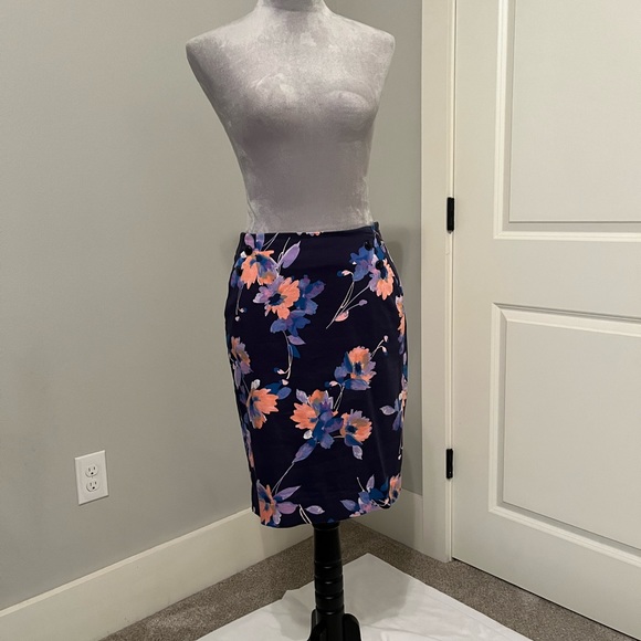 Limited brand floral skirt with pockets!!! - Picture 3 of 7